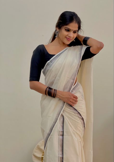 Mund and neriyath Set Mundu Styling, Black Set Saree Kerala, Black Set Mundu Kerala, Onam Set Mundu, Set Mundu Blouse Design, Set Mundu Kerala, Thenmozhi Designs, Set Saree Kerala, Onam Dress