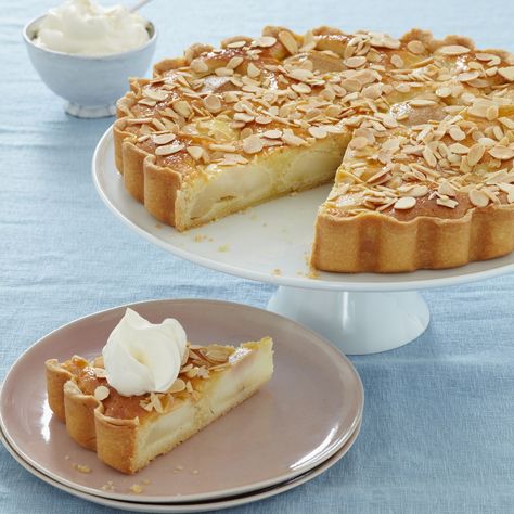 Mary Berry's pear frangipane tart is perfect for a party and can be served warm with cream or creme fraiche. Pear Frangipane Tart, Apple Cakes, Mary Berry Recipe, Anna Olson, Frangipane Tart, Flat Cakes, Party Serving, Tart Dessert, Mary Berry