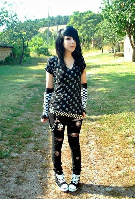 Emo Outfits Ideas, Emo Girl 2000s, What Is Emo, Emo Night, Fete Emo, Emo Scene Outfits, Emo Outfit Ideas, Stil Emo, 2000s Scene