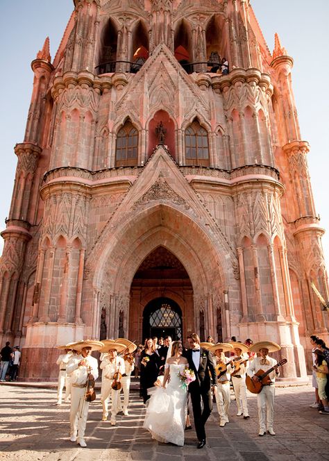 San Miguel de Allende Church...........Someday would love to renew my vow's there <3 Mariachi Wedding, Rancho Wedding, Spanish Themed Weddings, San Miguel Wedding, Charro Wedding, Mexican Inspired Wedding, Mexican Themed Weddings, Mexican Wedding Dress, Hacienda Wedding