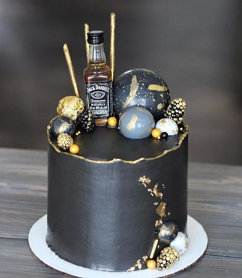 MamasLatinas.com : This one’s for the dad who enjoys the finer things in life. : 30 Father's Day cake ideas to get inspired -- This sleek black-and-gold cake even features a mini bottle of Jack Daniel’s whiskey on top. The gold accents give the cake a seriously classy feel, making it the perfect dessert for the father who enjoys all things polished and refined. There’s no way dad won’t love it! Bolo Tumblr, Alcohol Birthday Cake, Birthday Cake For Father, Liquor Cake, Father's Day Cake, Alcohol Cake, Whiskey Cake, Chocolate Cake Designs, Bottle Cake