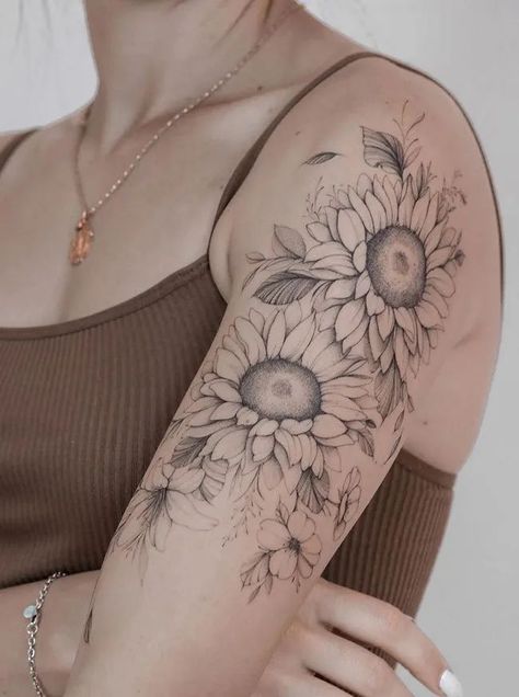 Beautiful Single Needle Sunflower Tattoo On The Shoulder Sunflower Tattoo Thigh, Sunflower Tattoo Sleeve, Sunflower Tattoo Shoulder, Herz Tattoo, Floral Tattoo Sleeve, Sunflower Tattoos, Tatuaje A Color, Shoulder Tattoos For Women, Floral Tattoo Design