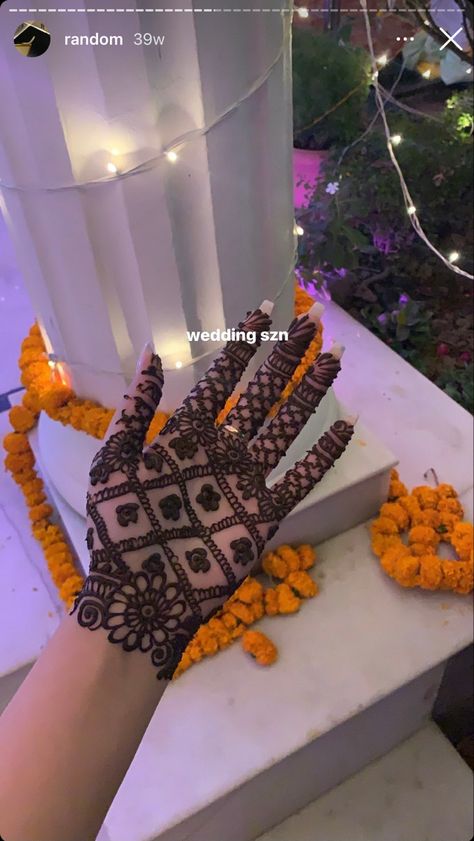 Wedding Season Aesthetic, Mehndi Photo Ideas, Mehendi Photo Ideas, Wedding Desi Aesthetic, Mehndi Aesthetic Pictures, Wedding Snaps Indian, Mehndi Instagram Story, Indian Wedding Story Instagram, Desi Shadi Aesthetic