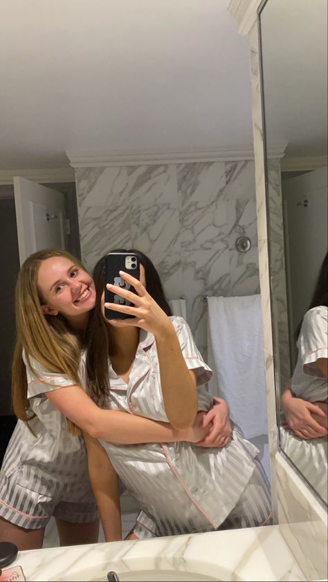 Hotel Room Girls Night, Hotel Photoshoot Friends, Matching Pjs Friends Aesthetic, Sisters Night Ideas, Bestie Hotel Pics, Hotel With Bestie, Hotel Pics With Friends, Pj Pictures Photo Ideas, Girls Hotel Night