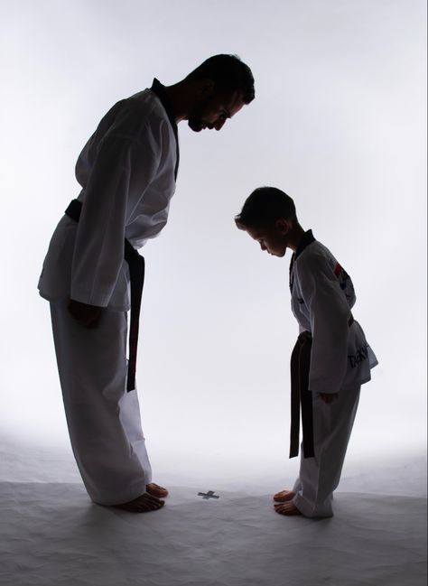 Martial arts. Its about respect Karate Astethic, Blackbelt Taekwondo, Taekwondo Photography, Karate Photography, Karate Aesthetic, Karate Picture, Indian Martial Arts, Arts Aesthetic, Carnal Knowledge