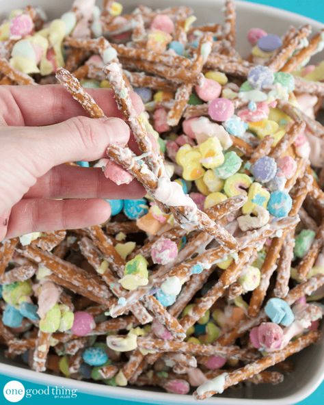 Easy Christmas Treats Recipes, Best Christmas Treats, Easy Snack Mix, Colorful Breakfast, Lucky Charms Marshmallows, Christmas Food Treats, Easy Christmas Treats, St Patricks Day Food, Melting White Chocolate