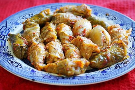 Cabbage Dolma, or cabbage rolls, is a dish that's cooked by many cultures. This Assyrian version is called dolma't chalama / Assyrian dolma. Chaldean Recipe, Dolma Recipe, Asada Marinade, Smoked Beef Ribs, Beef Steak Recipes, Persian Food, Cabbage Rolls, Food Articles, Carne Asada