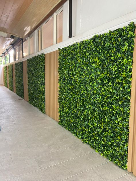 Green Wall / follaje artificial decorando con verde Artificial Green Wall Outdoor, Wall Backyard Ideas, Wall Fence Design, Santorini Garden, Garden Wall Fence, Building A Garden, Green Wall Garden, Fence Backyard, Artificial Vertical Garden