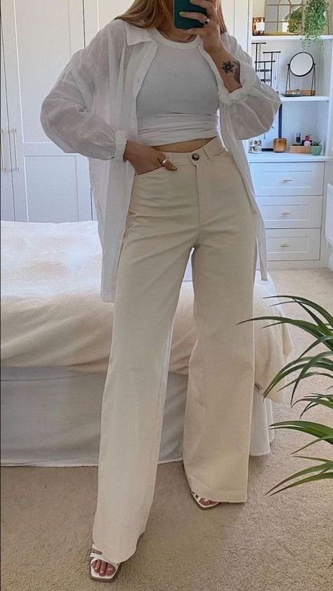 Beige Wide Legged Pants Outfit, White Pants Semi Formal Outfit, Cream Coloured Pants Outfit, White Jeans Classy Outfits, Beige Wide Jeans Outfit, Creme Wide Leg Pants Outfit, Cream Palazzo Pants Outfit, Cream Flares Outfit, Creme Jeans Outfits