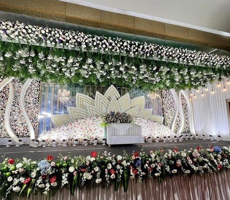 Reception Stage Background, Marriage Stage Decoration Indian Flower, Night Reception Decoration Indian, Marriage Background Decoration, Reception Backdrop Ideas Indian, Shadi Stage Decoration, Stage Decorations Engagement, Reception Decorations Indian Stage, Stage Decorations Wedding Receptions