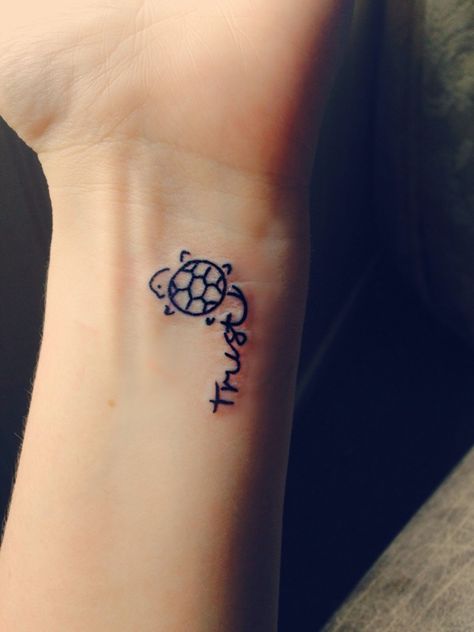 Simple and Small Sea Turtle Tattoos Design Small Turtle Tattoo, Tortoise Tattoo, Small Animal Tattoos, Wrap Around Wrist Tattoos, Hawaiian Tattoos, Tattoos Forearm, Cute Tattoos On Wrist, Tato Dengan Makna, Sea Turtle Tattoo