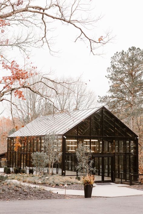 Find the Perfect Backdrop for Your Wedding Day! Dreaming of the ideal wedding venue? Nichols Heir in the Great Smoky Mountains in Tennessee is it! Tie the knot surrounded by breathtaking landscapes, luxurious amenities and the charm of Southern hospitality. Photographed by Knoxville Wedding Photographer Erin Morrison Photography www.erinmorrisonphotography.com