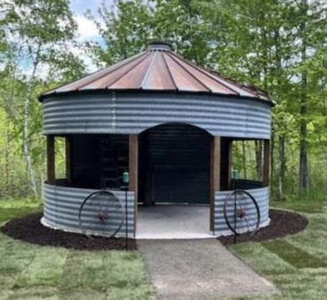 Grain Bin Gazebos, Old Silo Ideas, Grain Bin Gazebo Ideas, Binzebo Ideas, Grain Bin Ideas, Rustic Gazebo, Grain Bin Gazebo, Circular Homes, Silo Bar