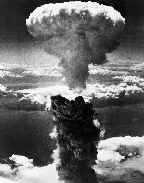 Los bombardeos de Hiroshima y Nagasaki Hiroshima Nagasaki, Enola Gay, Thomas Carlyle, Margaret Bourke White, Mushroom Cloud, Manhattan Project, Iwo Jima, Historia Universal, Historical Moments