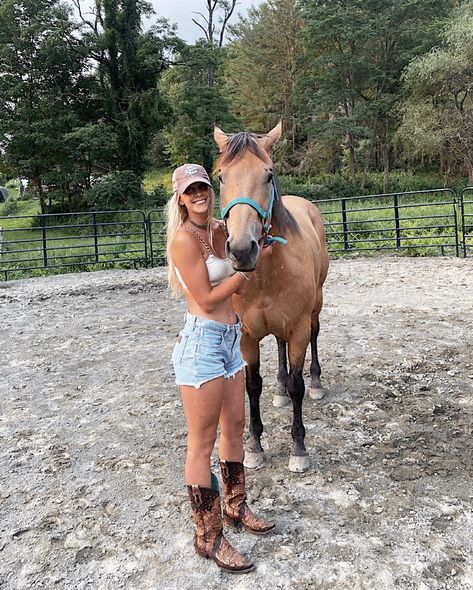 @taylor_annd #barrelhorse #horselover #buckskin #mare #western #westerngirl #cowgirl #tayloranndphotography Modern Cowgirl Outfits, Cowboy Boots Women Outfits, Preppy Hat, Vintage Skater, Cowgirl Pictures, Modern Cowgirl, Cute Horse Pictures, Cowboy Girl