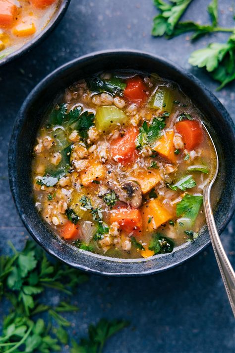 Farro Soup, Healthy Chicken Tortilla Soup, Chicken Seasoning Recipes, Farro Recipes, Veg Soup, Homemade Soup Recipe, Farro Salad, Tasty Meat, Chili Soup