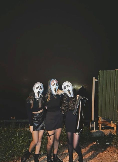 Scream Halloween Costume Trio, Matching Halloween Costumes Scream, Three Person Halloween Costume Scary, Scream Halloween Costume Ideas, Girly Scream Costume, Ghostface Group Costume, Bestie Halloween Costumes Scary, Trio Horror Halloween Costumes, Scream Costume Aesthetic