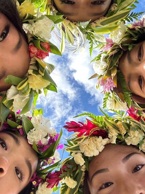 handmade beautiful lei po’o #hawaii #flowers #oahu #friends #aesthetic Hawaii Aesthetic, Hawaii Pictures, Hawaii Party, Senior Trip, Hawaii Life, Summer Goals, Island Girl, Summer Feeling, Summer Dream