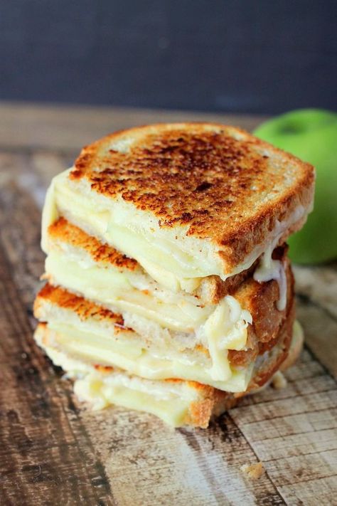 10 Killer Grown-Up Grilled Cheese Sandwiches - Sarah Blooms Gouda Grilled Cheese, Resep Sandwich, Fancy Grilled Cheese, Vegetarian Sandwich Recipes, Bacon Grilled Cheese, Gourmet Grilled Cheese, Diy Easy Recipes, Best Grilled Cheese, Meatless Monday Recipes