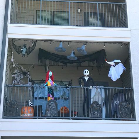 My Halloween patio decor for 2018! #halloween #patiodecor #nightmarebeforechristmas #halloweenpatiodecor Halloween Patio Decor, Halloween Balcony Ideas, Front Yard Halloween Decorations, Halloween Decorations Apartment, Halloween Patio, Casa Halloween, Halloween Front Porch, Halloween Tattoo, Apartment Patio