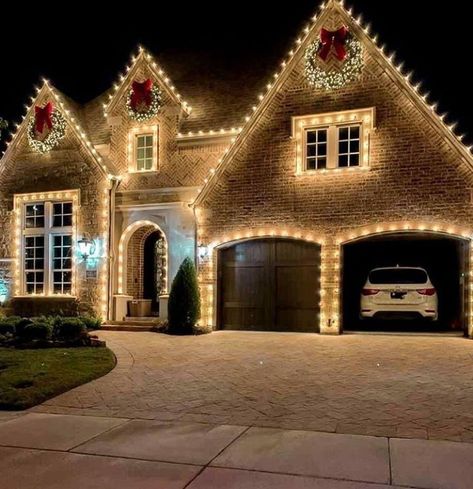 Small House Christmas Lights Outdoor Modern, Elegant Outdoor Christmas Lights On House, Ranch House Christmas Lights Outdoor, Christmas Lights On Houses Exterior, Outdoor Christmas Light Ideas For House, Modern Home Christmas Decor Outdoor, Christmas Light House Exterior, Farmhouse Christmas Lights Outdoor, Christmas House Aesthetic Exterior