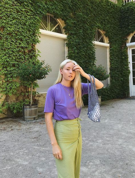 The Unexpected Color Combination Everyone Is Wearing Right Now Green And Purple Outfit, Purple Wrap Dress, Lilac Blouse, Color Combos Outfit, Pastel Outfit, Purple Outfits, Purple T Shirts, Stil Inspiration, Green Outfit