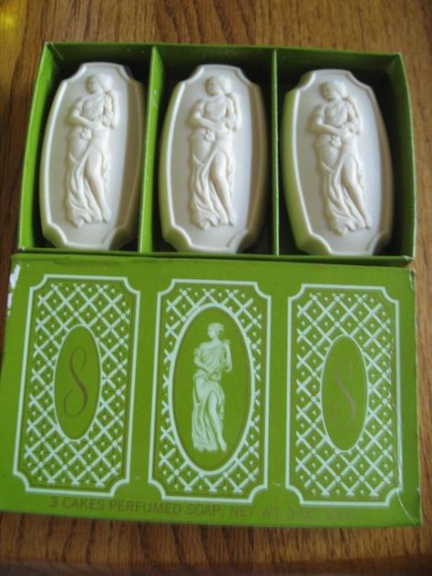 Luxury Soap Packaging, Soap Cake, Pretty Soap, Avon Collectibles, Avon Perfume, Decorative Soaps, Clay Soap, Green Box, Cake Bars