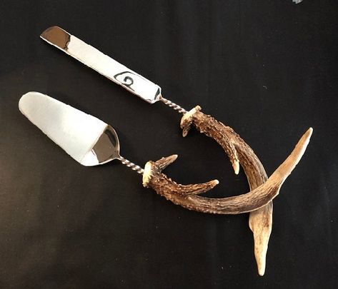 Stainless steel cake service set with antler handles. The first photo is of White Tail Deer Antlers and the second photo is Austrian Roe Deer. They make a great gift even if you are buying them for yourself! Custom orders available. Price is for one set, photo is an example as antlers vary in size, shape & color. Deer Antler Wedding Cake, Deer Hunter Wedding Ideas, Deer Shed Wedding Decor, Deer Antler Projects, Cannibus Wedding, Deer Antler Wedding Decor, Antler Centerpiece Wedding, Antler Wedding Centerpieces, Antler Wedding Decor