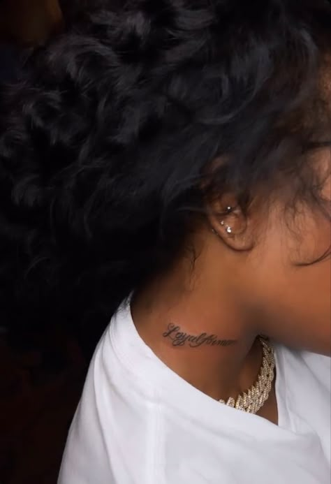 Neck Tattoos Women Small Words, Name Tattoos For Women Neck, Side Of Neck Tattoos Women Words, Neck Tattoos Women Name, Name Tattoo On Neck For Women, Cursive Name Tattoo On Neck, Horizontal Neck Tattoo, Neck Tattoos Women Side Words, Name Tattoos Black Women