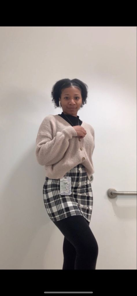 Sweater Church Outfit, Plaid Skirt Mini, Office Skirt Outfit, Girl Headphones, What To Wear To Work, Outfit Office, Plaid Skirt Outfit, Tech Girl, Mid Skirt