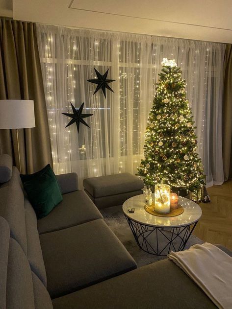 Koti Diy, Christmas Living Room Decor, Cozy Christmas Living Room, Lights For Christmas, Christmas Decorations Apartment, Christmas Dreaming, Christmas Apartment, Christmas Living Room, Christmas Decor Inspiration