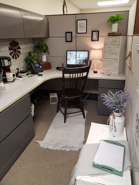 Desk Setup Cubicle, Cubical Rug, Desk Job Decor Office Cubicles, Small Office Cubicle Ideas, Cubicle Layout Ideas, Small Office Cubicle Decor, Office Cube Decor, Cubicle Decor Office Men, Cubicle Decorating Ideas For Work