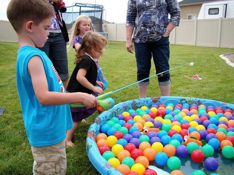 Love this - DIY fishing game! tHe fiCkLe piCkLe: We had a PaRtY! Diy Duck Pond Carnival Game, Rainbow Party Games, Pickle Birthday, Diy Fishing Game, Minney Mouse, Go Fish Game, Party Games Kids, Fishing Games For Kids, Fish Games