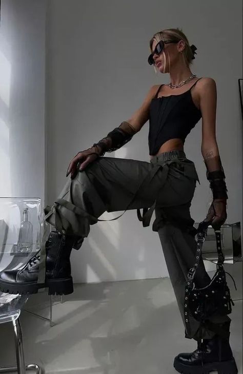 Techno Inspired Outfit, Rave 2024 Outfits, Techno Style Outfit, Cold Weather Rave Outfits, Rave Looks Outfit, Techno Aesthetic Outfit, Futuristic Outfit Ideas, Rave Outfits Techno, Look Techno