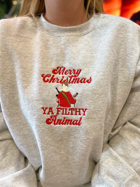 Christmas Hoodies Aesthetic, Preppy Christmas Sweatshirt, Cute Christmas Sweatshirts, Cute Hoodie Designs, Christmas Hoodies Design, Christmas Sweatshirt Outfit, Cute Christmas Sweaters, Christmas Sweatshirt Ideas, Holiday Crewneck