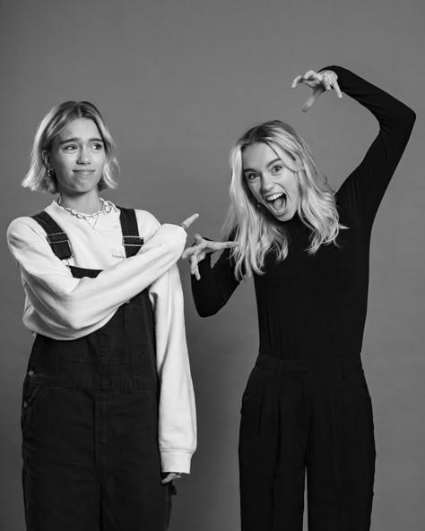 Lisa And Lena, Lisa Lena, Twins Posing, Family Photo Studio, College Graduation Pictures Poses, Sibling Pictures, Studio Photoshoot Ideas, Sister Poses, Group Photography Poses