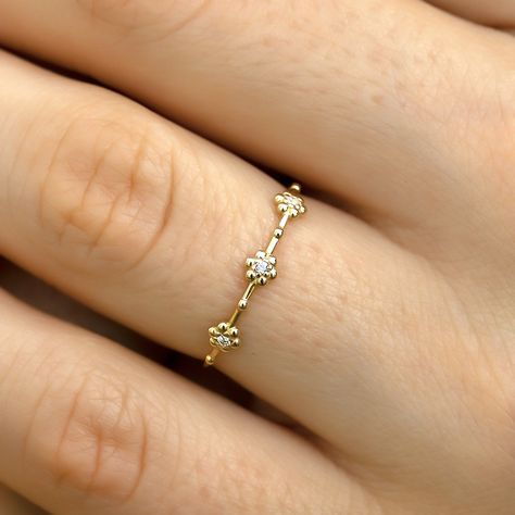 Gold Ring Dainty, Dainty Everyday Rings, Dainty Gold Rings Minimalist Jewelry, Granola Engagement Rings, Minimalist Gemstone Rings, Minimalist Engagement Ring White Gold, Gold Rings Aesthetic Simple, Senior Ring, Dreamy Jewelry