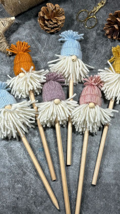 Antonia | ✂️🧶 DIY Gnome Pencil Toppers! So easy to make! #diycrafting #diycraftideas #gnomecrafts #diygnomes #crafting #craftingideas... | Instagram Diy Christmas Crafts To Sell, Diy Gnome, Easter Board, Toppers Diy, Handmade Christmas Crafts, Pom Pom Crafts, Bedroom Crafts, Pencil Toppers, Diy Gnomes