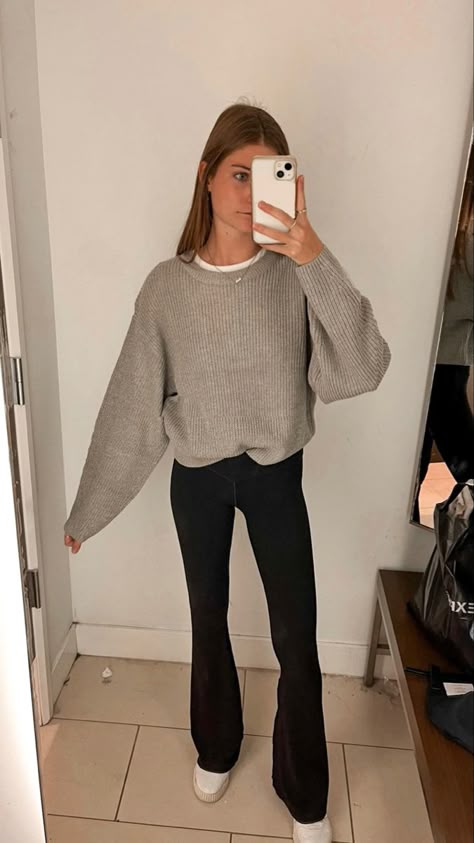 Aerie Wide Leg Leggings, Flare Pants Sweater Outfit, Cute Outfits With Yoga Pants Fall, Cute Comfy Outfits With Flare Leggings, Flared Leggings Outfit Dressy, Black Flares Outfit Aesthetic, Flare Lounge Pants Outfit, Flared Leggings With Sweater, Casual Black Flare Pants Outfit