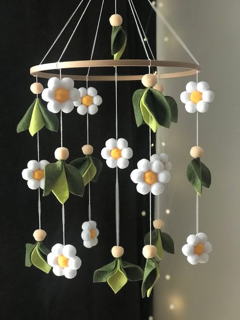 Handmade with love❤️ 🐿 With this charming mobile phone, your little treasure will plunge into the sweetest dreams.  Available in different colors and variants, a Mobilé transforms the nursery into a real sleeping space.  The product is characterized by the fact that each piece is handmade, so there may be occasional deviations.  🐿 Our felt mobile consists of cute daisies,pompoms and leafs.   🐿 Our mobile phones are also a great gift for a birthday present or baby shower party.   🐿 Size.   Th Diy Felt Baby Mobile, Green Nature Nursery, Nursery Garden Theme, Baby Mobiles Diy, Daisy Baby Nursery, Daisy Themed Nursery, Plant Themed Nursery, Boho Mobile Nursery, Diy Flower Mobile