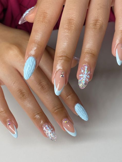 Baby Blue Nails Christmas, Blue Winter Wonderland Nails, Winter Nails Design Ideas 2024, Short Christmas Nail Designs Blue, Sweater Nails Almond Shape, Light Blue And White Christmas Nails, Lapland Nails, Blue And White Nails Christmas, 3d Winter Nails