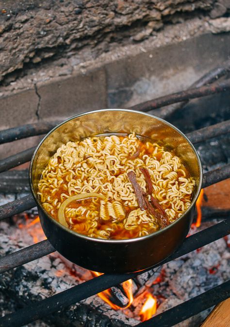 Campfire Curry Ramen, by thewoksoflife.com Bushcraft Food, Backpacking Recipes, Curry Ramen, Camping Meal, Camping Menu, Easy Camping Meals, Heirloom Recipes, Campfire Food, Ramen Recipes