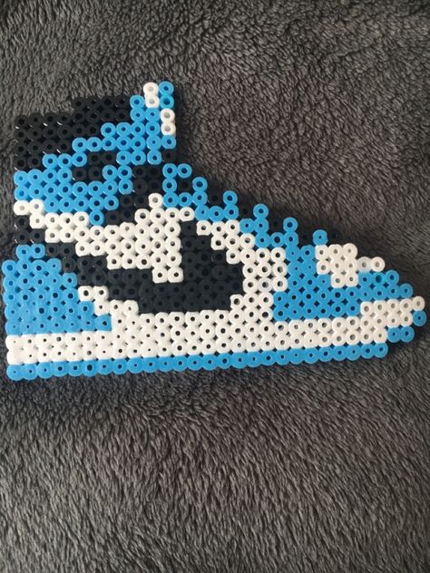 Zapatillas Nike Jordan, Melty Bead Designs, Pixel Beads, Melty Bead Patterns, Pearl Beads Pattern, Easy Perler Beads Ideas, Beaded Shoes, Diy Perler Bead Crafts, Melty Beads