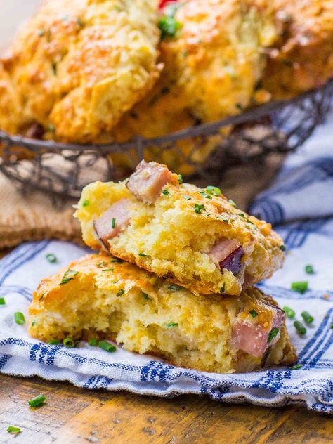 Easy Ham & Cheese Scones - Tatyanas Everyday Food Ham Scones, Ham And Cheese Scones, Savory Scones Recipe, Cheese Scone Recipes, Best Scone Recipe, Savory Pumpkin Recipes, Easy Ham, Bake Sale Recipes, Cheese Scones