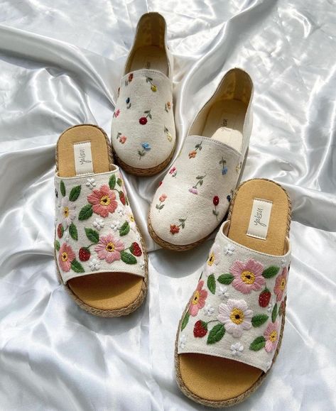 Cute Converse Shoes, Pearl Wedding Shoes, Cute Converse, Sewing Easy Diy, Embroidery Shoes, Hand Embroidery Projects, Hermes Shoes, Bunny Crafts, Stylish Sandals