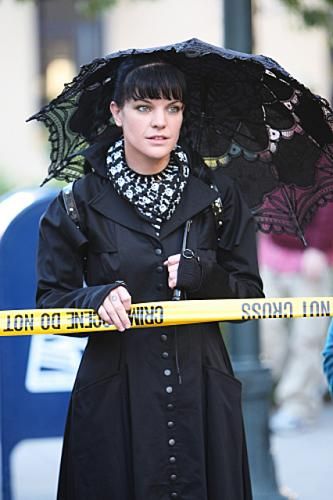 I so love this black lace parasol. Pauley was also in JAG & Almost Famous(without parasol). Abby Ncis, Ncis Abby, Ncis Gibbs Rules, Abby Sciuto, Kirsten Vangsness, Ncis Cast, Pauley Perrette, Ncis New, Lace Parasol