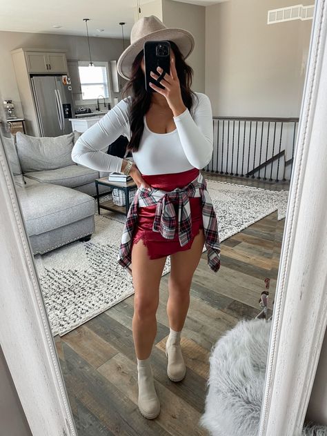 Flannel Around Waist Outfit, Flannel Around Waist, Red Mini Skirt Outfit, Waist Outfit, Christmas Pictures Outfits, Mini Skirt Outfit, Florida Outfits, Christmas Outfit Ideas, Cute Christmas Outfits