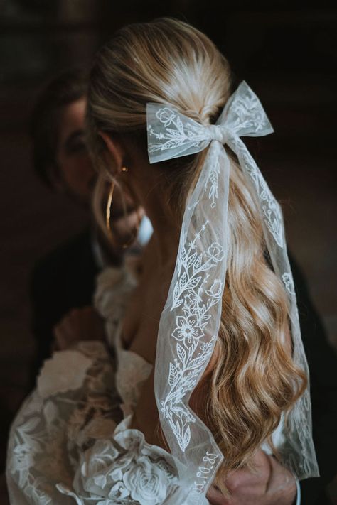 Hair Ribbon Wedding, Wedding Hair Ponytail With Bow, Bridal Bows Hair, Big Bow Wedding Hair, Wedding Hairstyle Accessories, Wedding Hair With Bow And Veil, Wedding Hair With Bow Veil, Bow Veil Hairstyles, Bride Hair With Bow