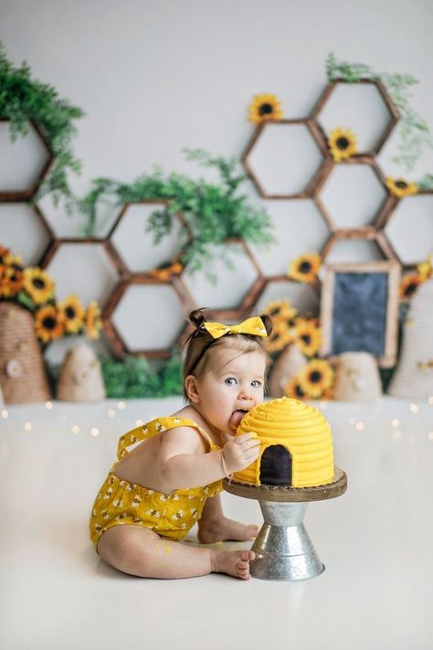 Bee Birthday Photoshoot, Bee First Birthday Photoshoot, Bee Cake Smash Photoshoot, Bumble Bee Photoshoot, 1st Bee Day Photoshoot, First Bee Day Outfit, First Bee Day Photoshoot, Diy Bee Birthday Decor, 1st Bee Day Party Ideas