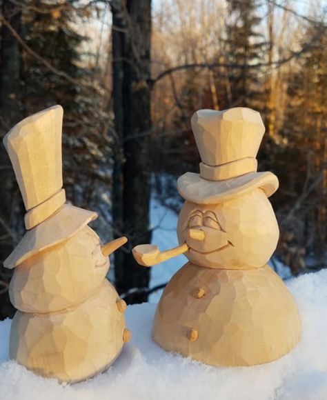 Wood Carved Snowman, Wood Dremel Art, Christmas Wood Carving Ideas, Christmas Carving Ideas, Wood Widdling Ideas, Santa Wood Carving, Wood Carved Christmas Ornaments, Tree Carving Ideas, Christmas Whittling